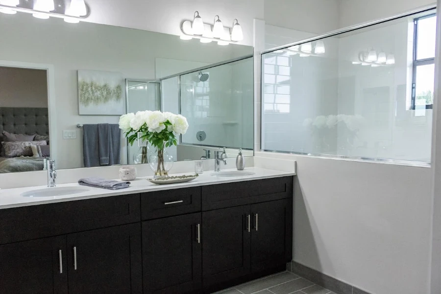 lavabo de cerámica blanca con varias decoraciones en la encimera del baño