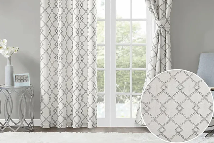 rideaux personnalisés en polyester blanc avec motif en zigzag imbriqué gris