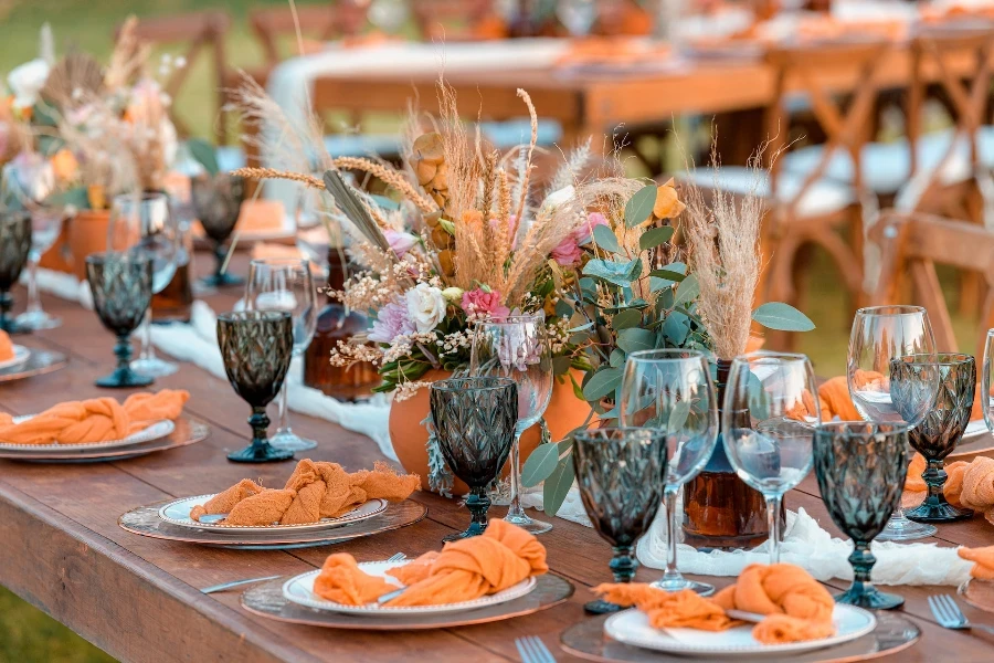 gobelets à vin et autres verres placés sur une table