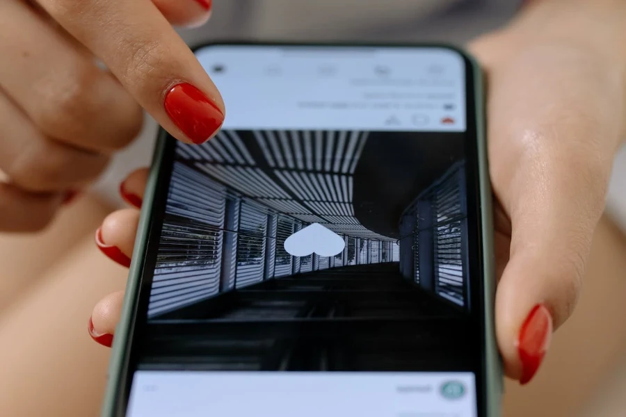 Mulher pressionando o botão curtir no feed do Instagram
