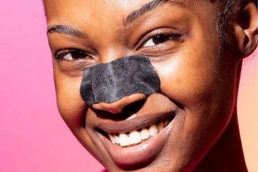 Mujer sonriendo mientras usa una tira nasal de tamaño mediano