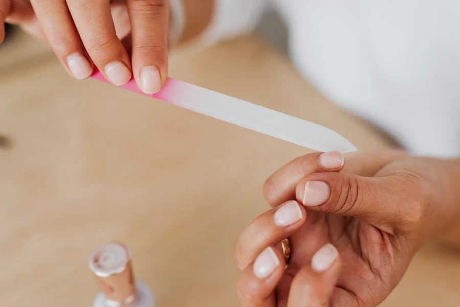 Femme utilisant une lime à ongles