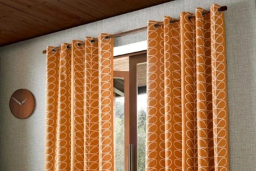 cortinas de algodón con panel naranja teñido en hilo y diseño circular en crema