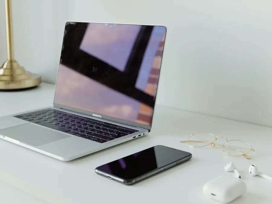 Um espaço de trabalho moderno com um laptop aberto e um smartphone sobre uma mesa