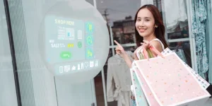 Hermosa chica sosteniendo bolsas de compras