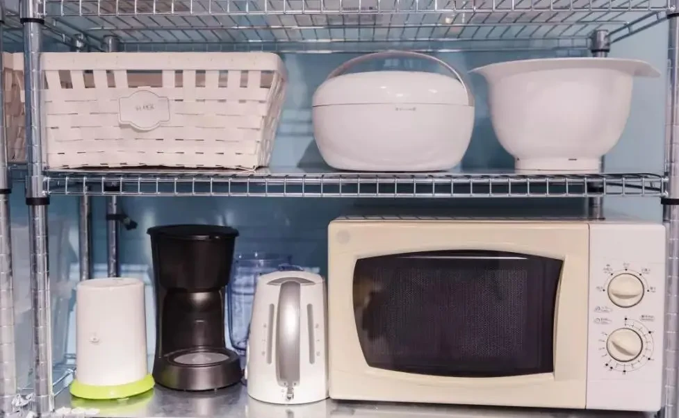 Interior de una estantería de cocina moderna con varios electrodomésticos.