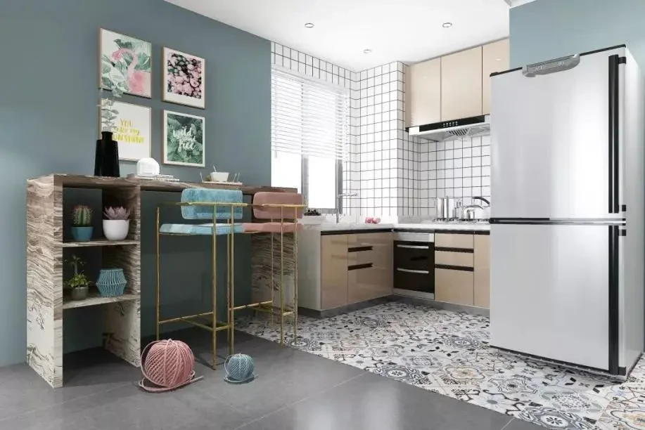 Cocina moderna con una elegante nevera, azulejos estampados y detalles en madera.