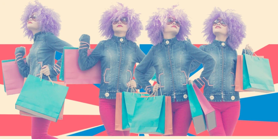 Menina de cabelo cacheado roxo com sacolas de compras em fundo colorido