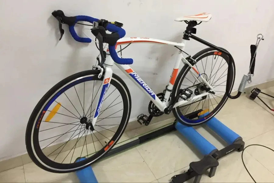 Un vélo repose sur des rouleaux de vélo pour l'entraînement de l'équilibre