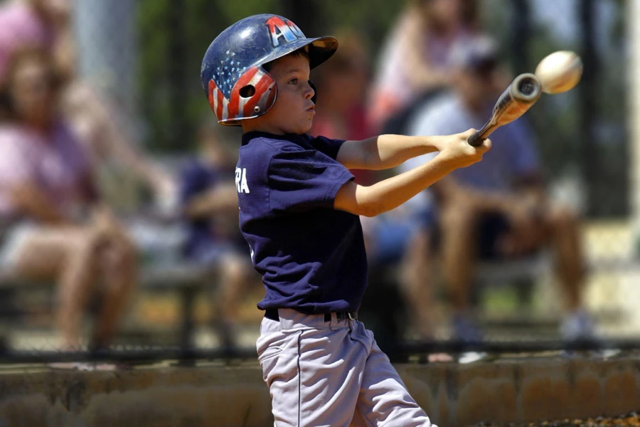 um menino jogando beisebol