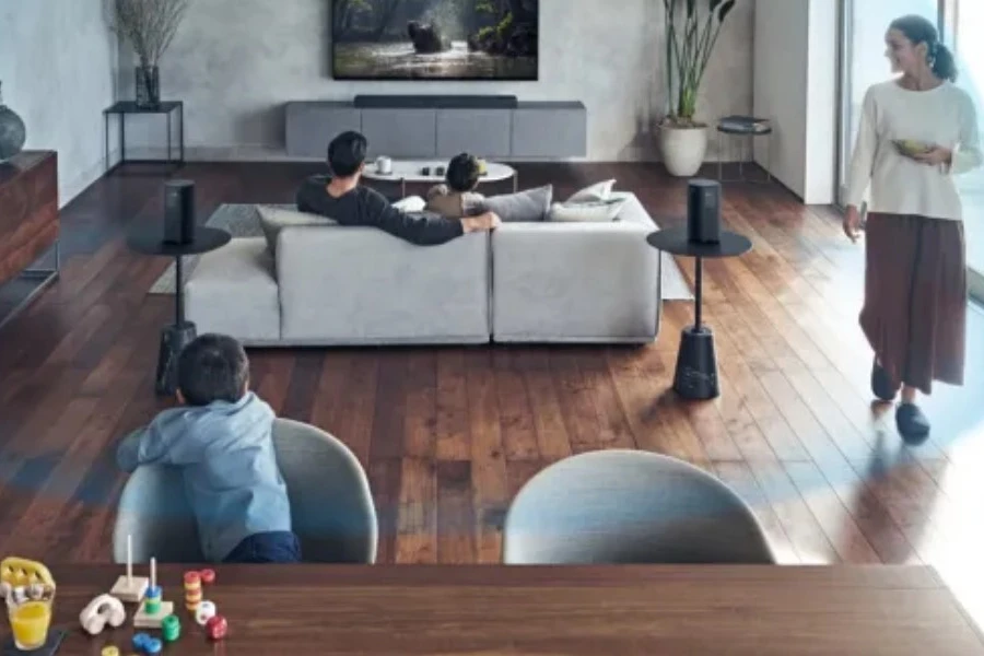 uma família assistindo a um filme em uma pequena sala com tecnologia de som 360°