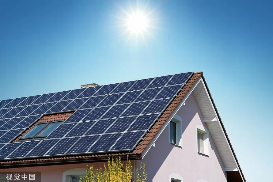 uma casa com painéis solares instalados no telhado