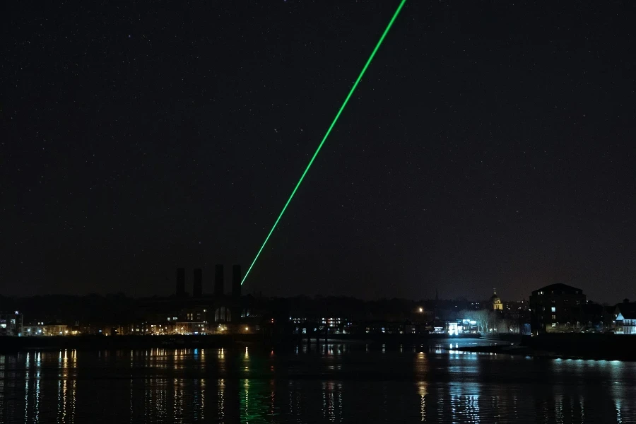 Un puntatore laser in una città di notte