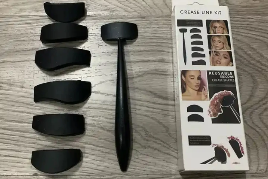 A long black eyebrow stencil with different applicator sizes