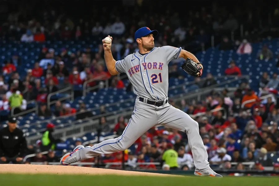 un hombre lanzando una pelota de béisbol