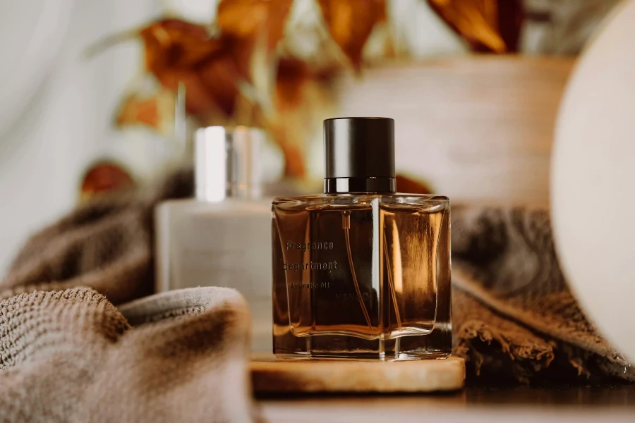 Um frasco de perfume sobre uma mesa