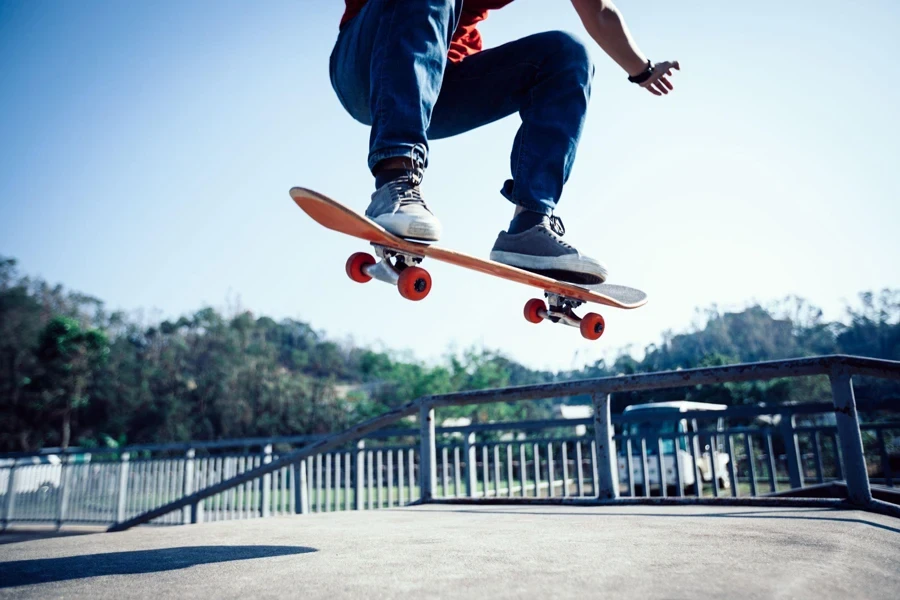 una persona sta facendo skateboard