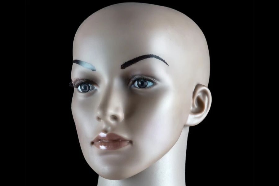 Une tête de mannequin en PVC pour perruque