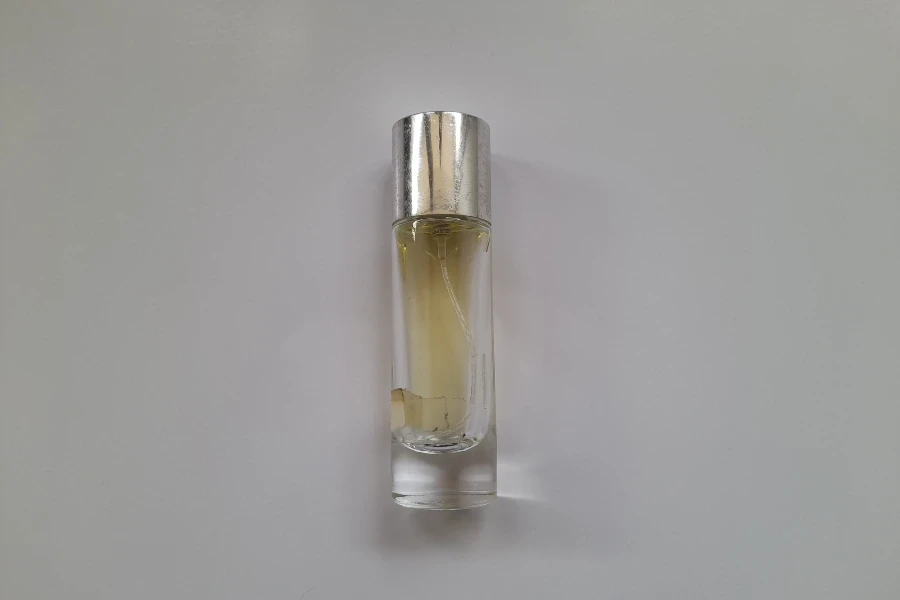 Um frasco de perfume recarregável com fundo branco