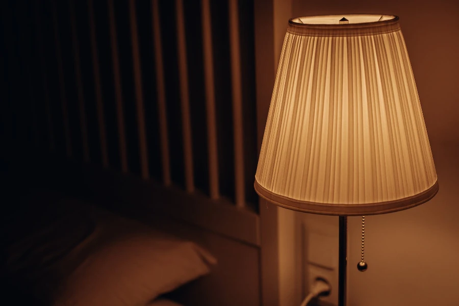 Una lámpara de pie de estilo tradicional en un dormitorio.