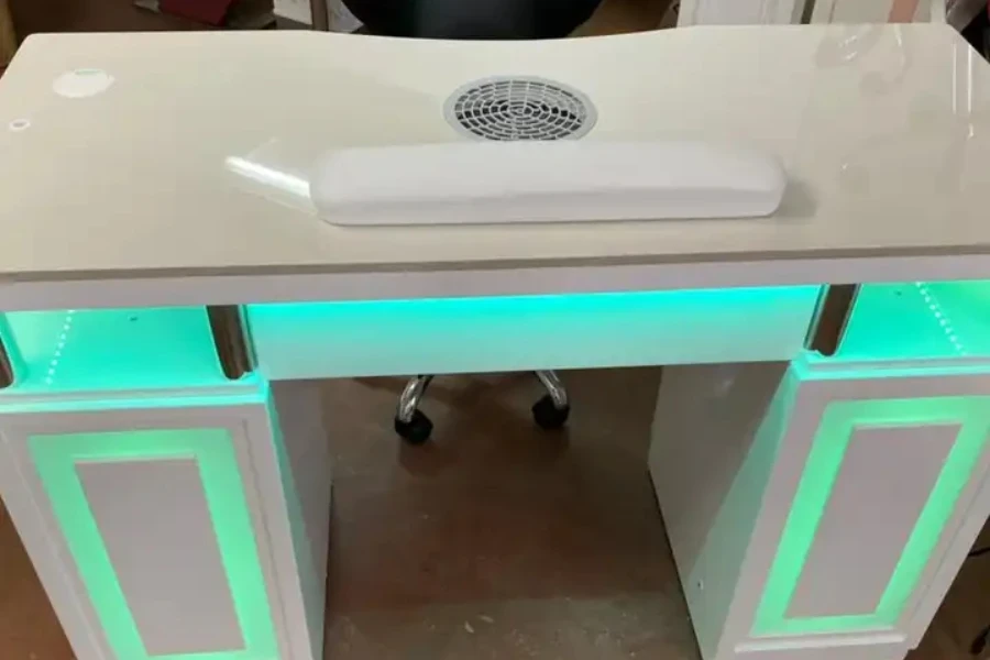 Uma mesa de manicure branca com luzes LED embutidas