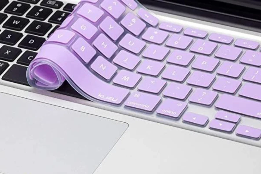 Une housse de clavier semi-enroulée simple à utiliser sur un ordinateur portable