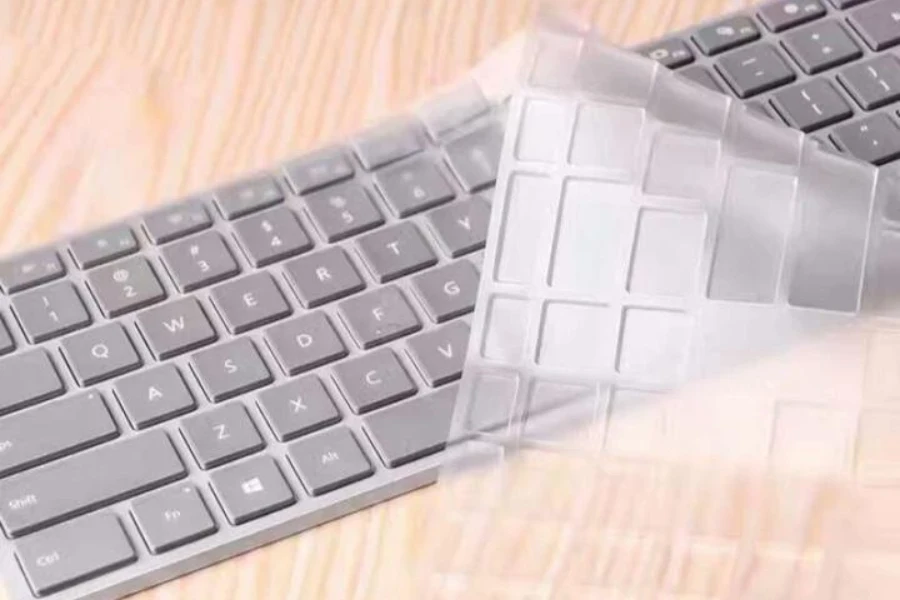 Penutup keyboard ultra tipis pada keyboard yang dapat dilepas