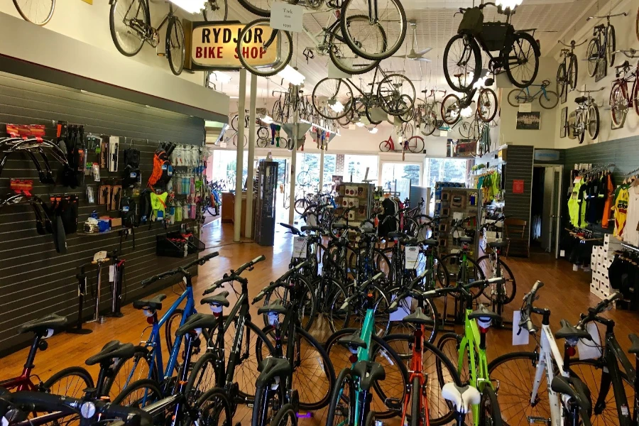 Bisiklet dükkanındaki bisikletler