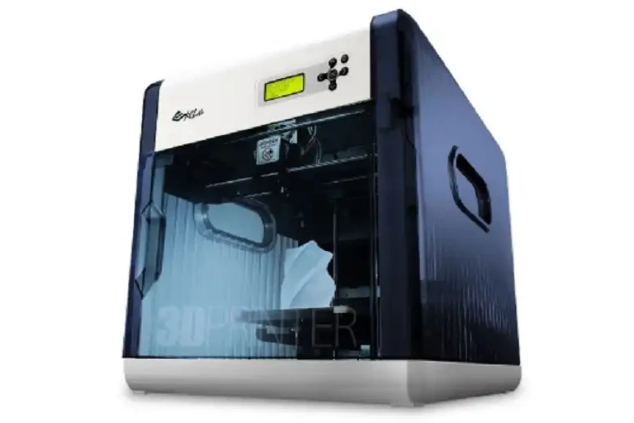 Impresora 3D negra sobre fondo blanco.