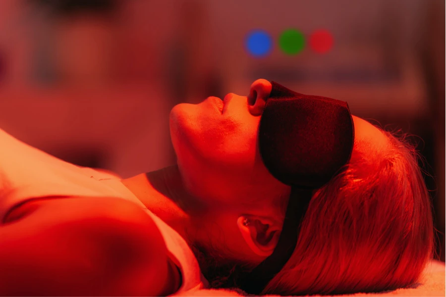 Blonde Frau unterzieht sich einer Rotlichttherapie