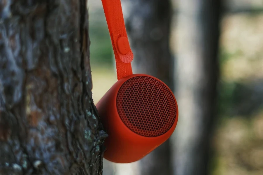 Altavoz Bluetooth colgado de un árbol