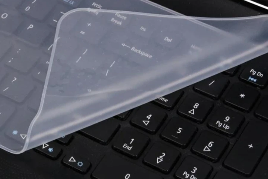 Image en gros plan d'un couvercle de clavier transparent sur un ordinateur portable