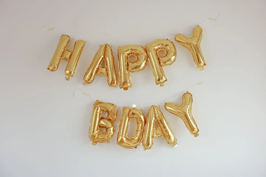 Globos de fiesta de cumpleaños de primer plano sobre fondo blanco