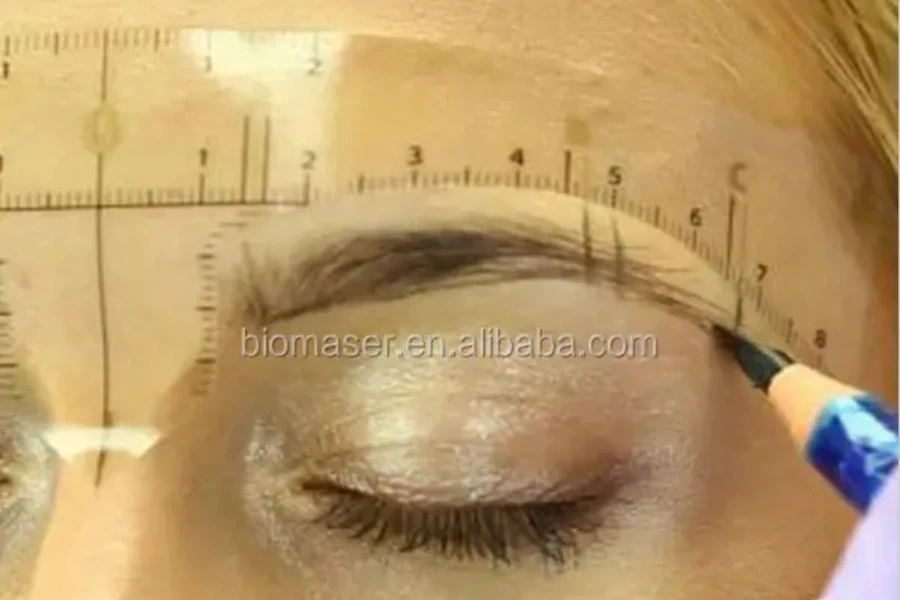 Consommateur utilisant un pochoir à sourcils transparent