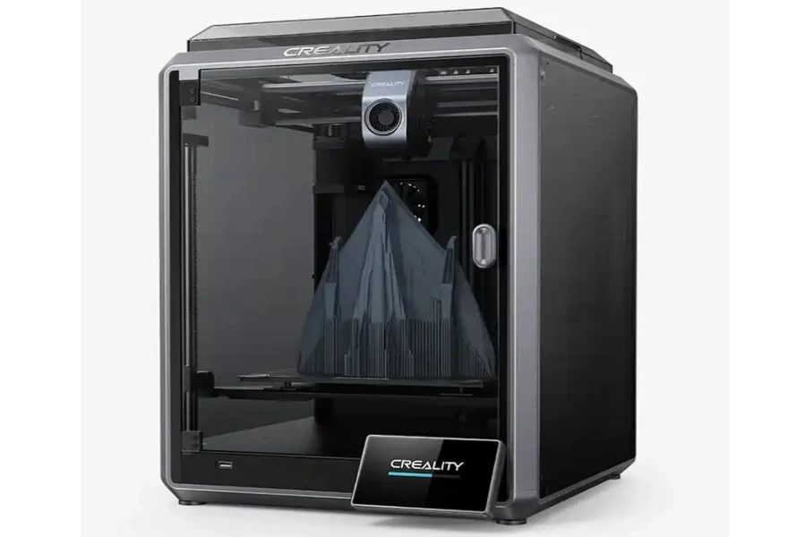 Creality 3D-Drucker auf weißem Hintergrund
