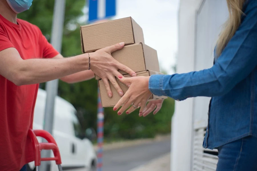 Kitle kaynaklı teslimat, araç paylaşımına benzer ancak paketler/ürünler için