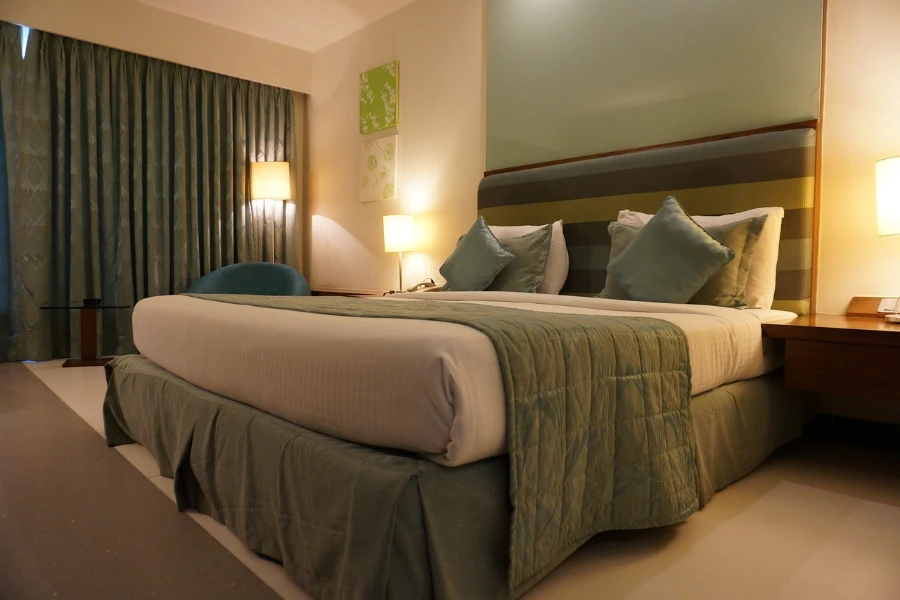 Yatak odaları ve otel odaları için koyu renkli perdeler