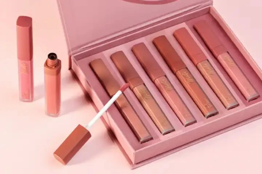 Diferentes lápices labiales en una caja rosa.