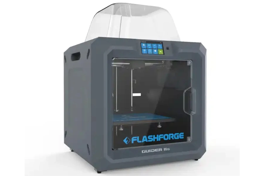 Impresora 3D Flashforge en un fondo blanco
