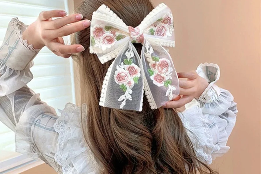 Chica adornando un accesorio para el cabello con lazo coqueto