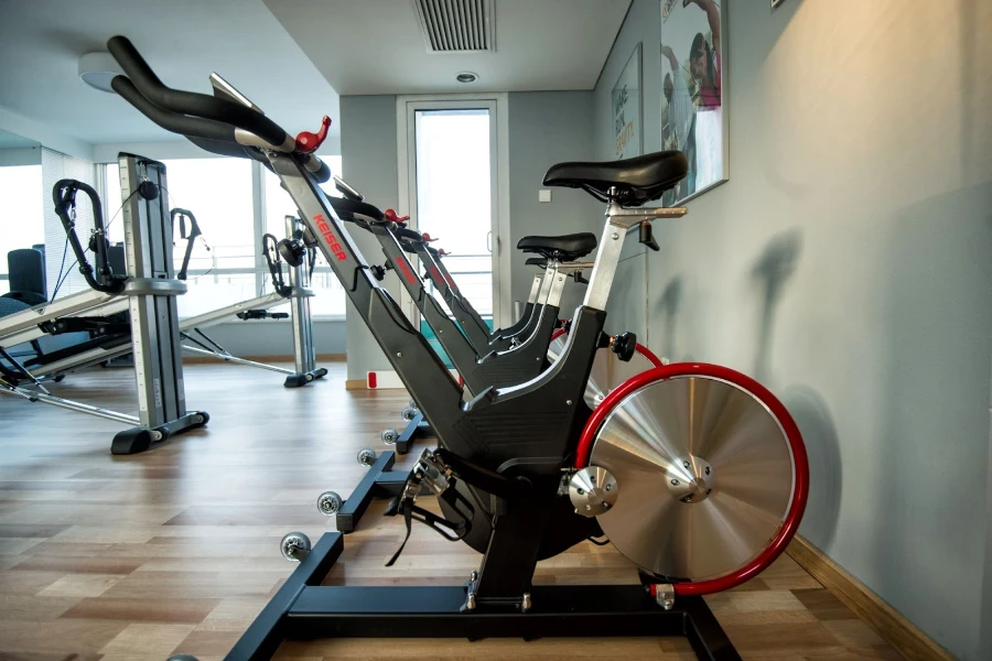 Peralatan bersepeda dalam ruangan sangat populer untuk pelatihan