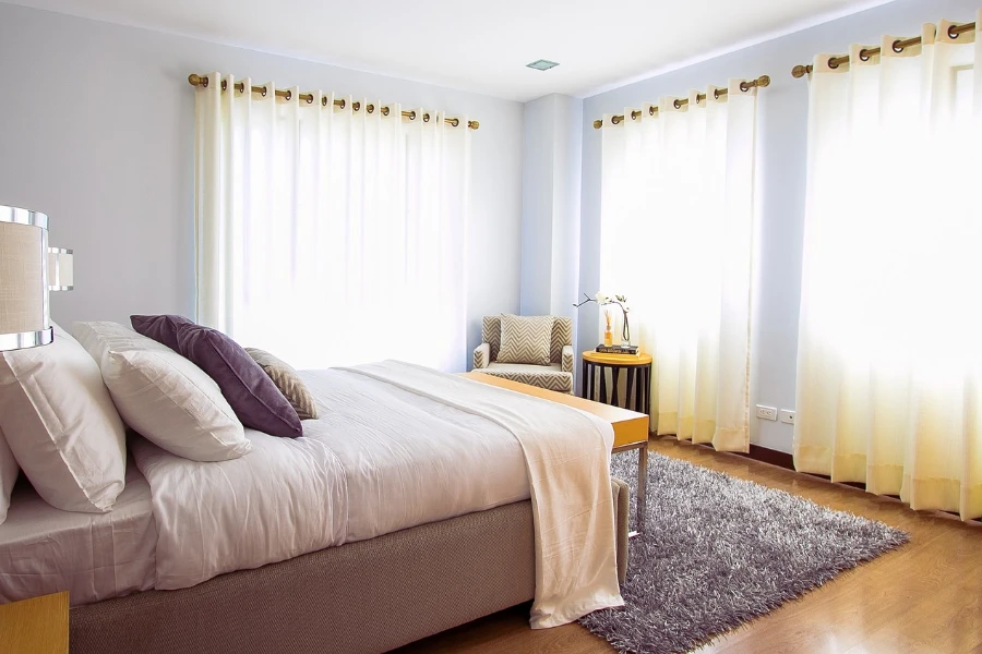 寝室用の光をフィルタリングする白いカーテン