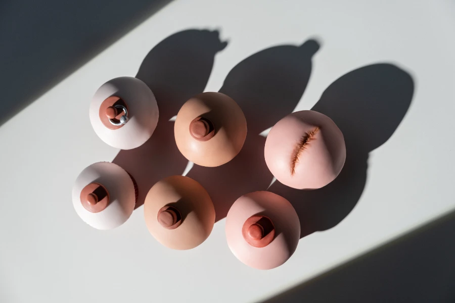 Múltiples formas de senos sobre una mesa
