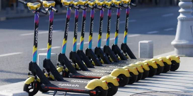 Beberapa skuter listrik diparkir rapi