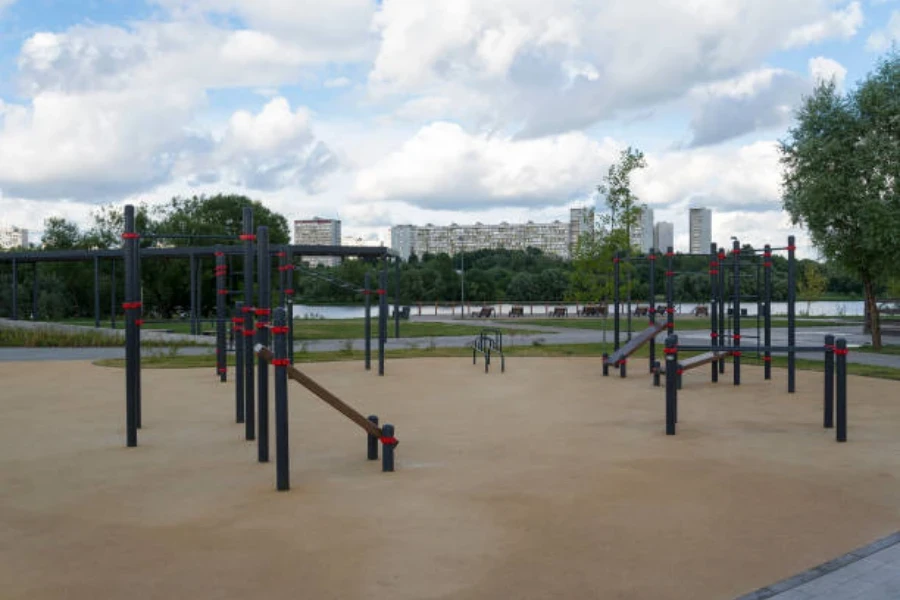 Outdoor-Trainingsstationen im Park unter bewölktem Himmel