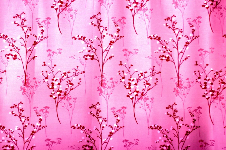 ピンクの花柄のカーテン
