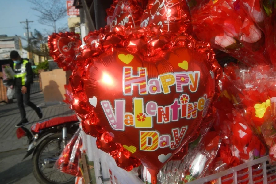 Globos rojos felices de San Valentín en exhibición