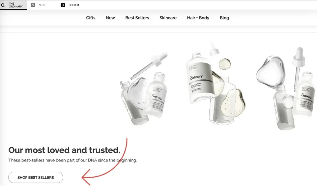 Screenshot der The Ordinary-Homepage und ein roter Pfeil, der auf den CTA „Shop Best Sellers“ zeigt