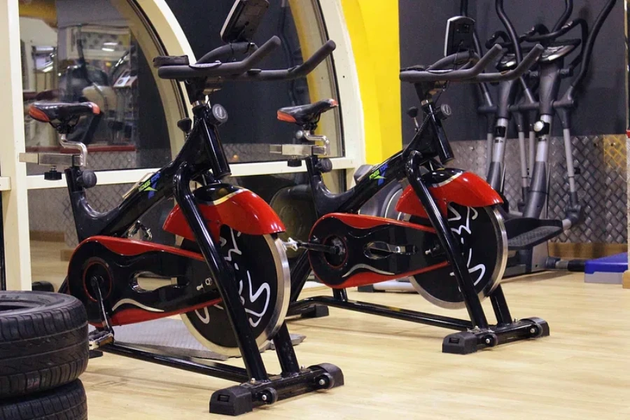 Dos máquinas de ciclismo en un gimnasio.