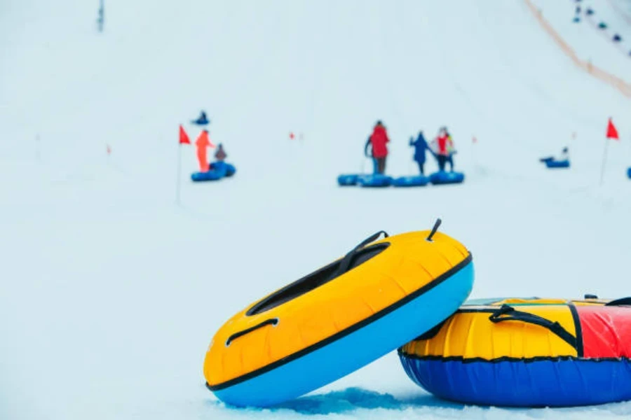 Dois grandes tubos infláveis ​​de neve na parte inferior da colina